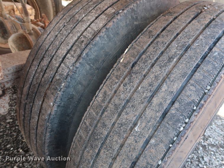 image for item DG4110 2002 Flowboy BD24 bottom dump trailer