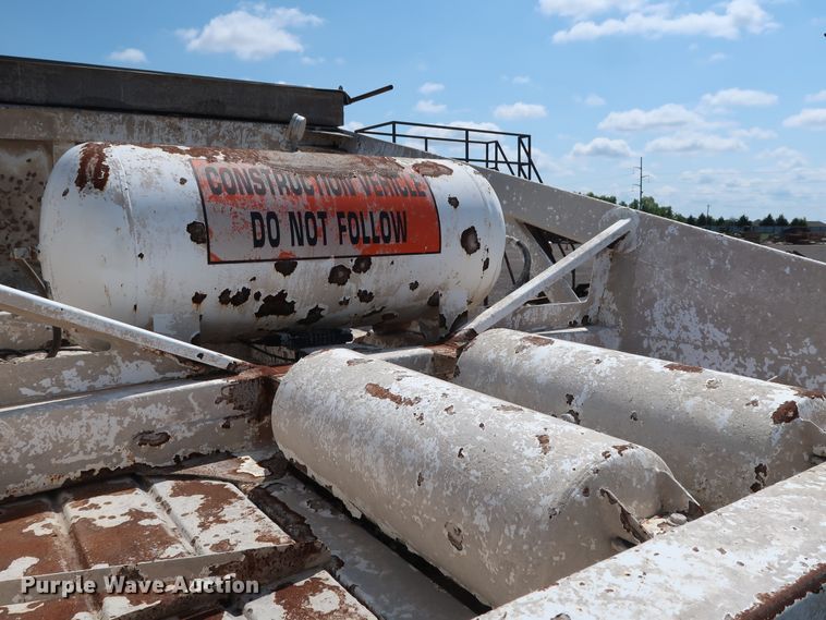 image for item DG4111 2002 Flowboy BD24 bottom dump trailer