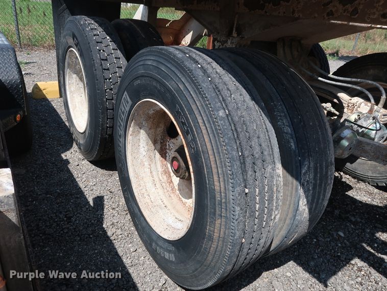 image for item DG4111 2002 Flowboy BD24 bottom dump trailer