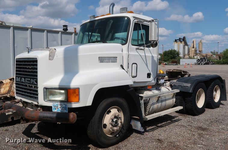 image for item DG4125 1996 Mack CH613 semi truck