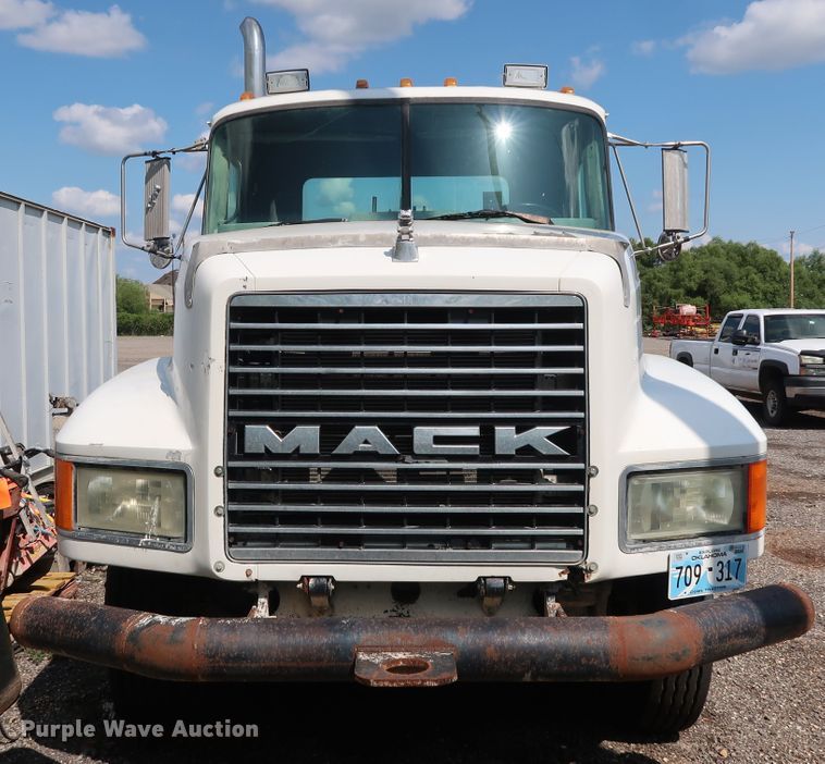 image for item DG4125 1996 Mack CH613 semi truck