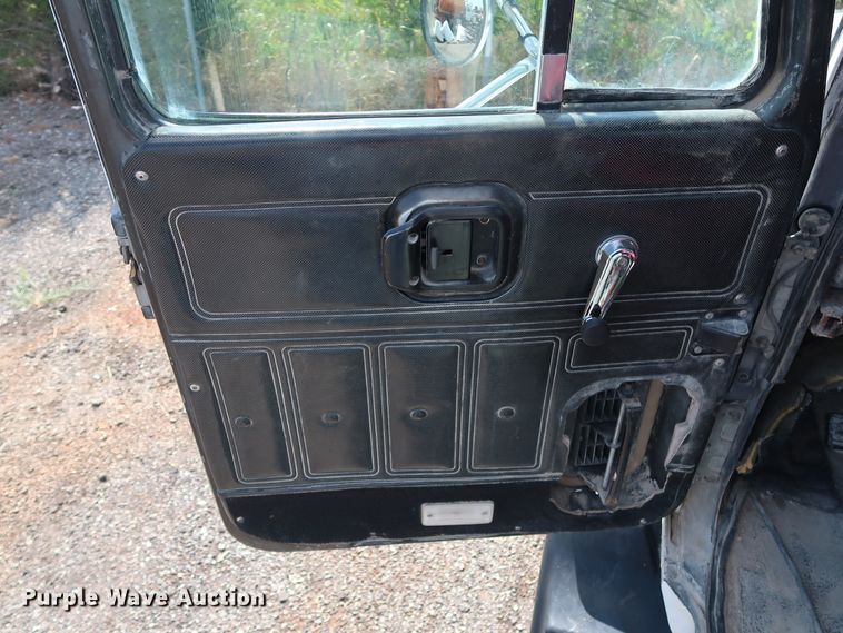 image for item DG4125 1996 Mack CH613 semi truck