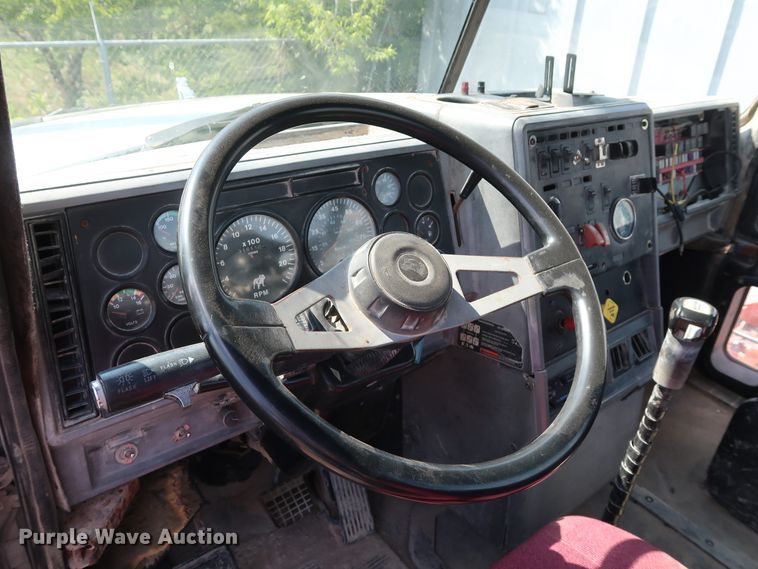 image for item DG4125 1996 Mack CH613 semi truck