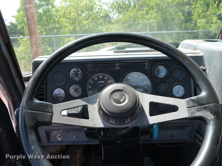 image for item DG4125 1996 Mack CH613 semi truck