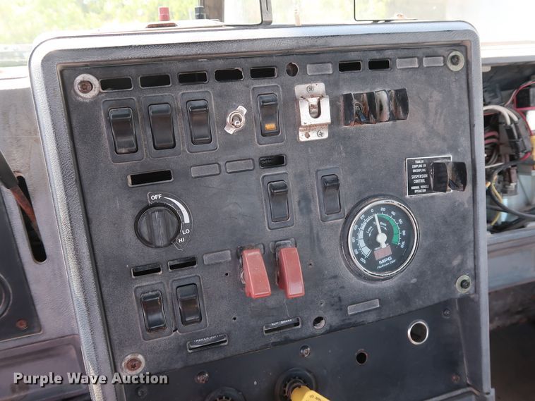 image for item DG4125 1996 Mack CH613 semi truck