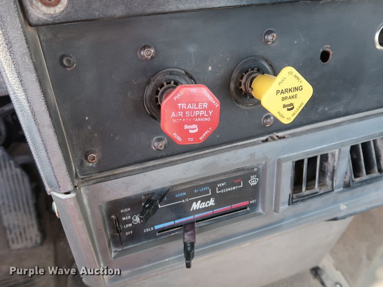 image for item DG4125 1996 Mack CH613 semi truck