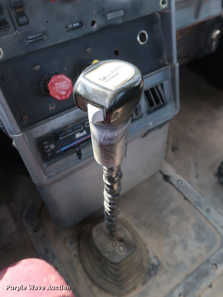 image for item DG4125 1996 Mack CH613 semi truck