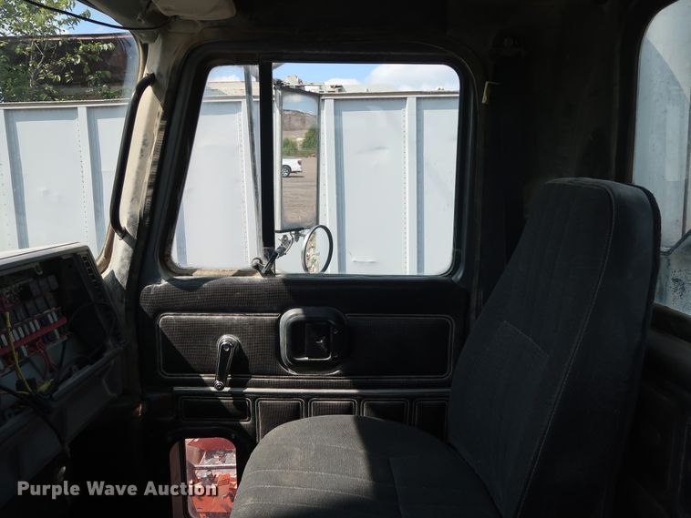 image for item DG4125 1996 Mack CH613 semi truck