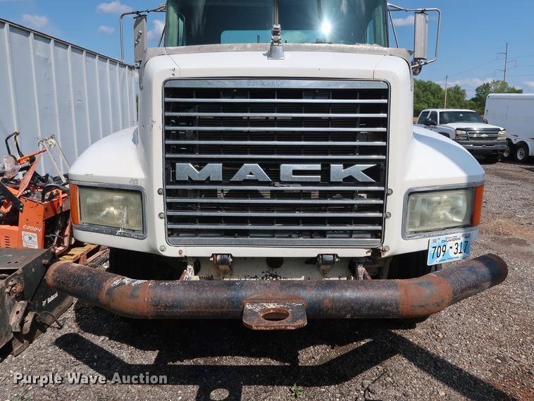 image for item DG4125 1996 Mack CH613 semi truck