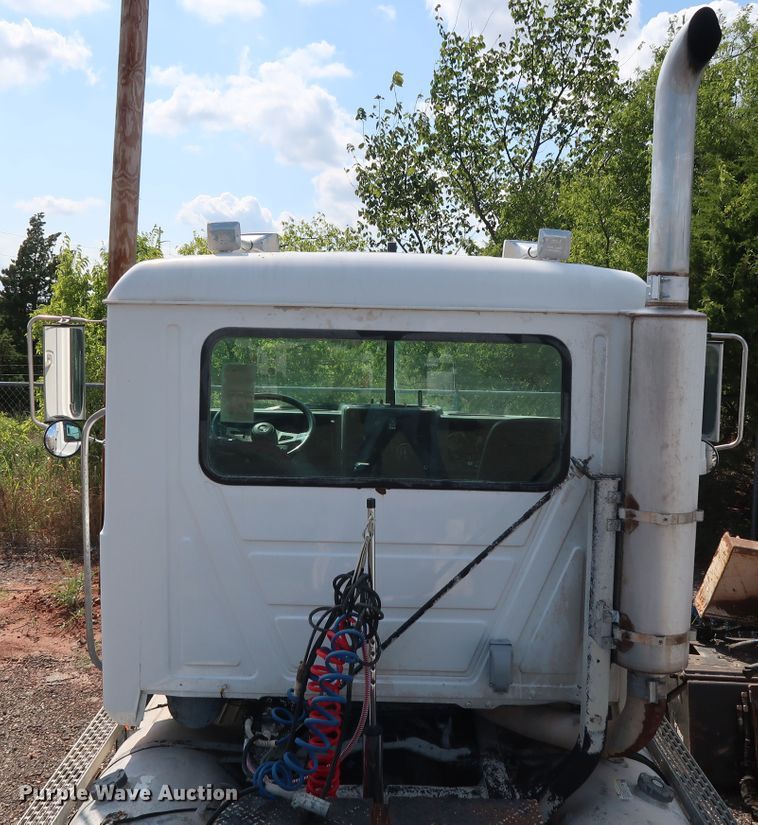 image for item DG4125 1996 Mack CH613 semi truck