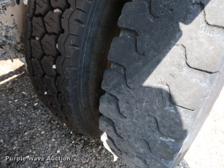 image for item DG4125 1996 Mack CH613 semi truck