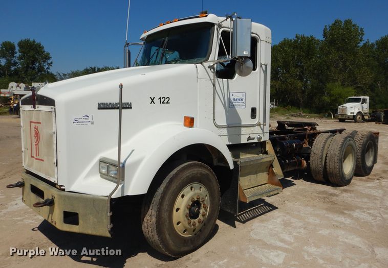 image for item DH2537 2005 Kenworth T800 semi truck