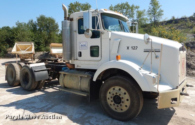 image for item DH2537 2005 Kenworth T800 semi truck