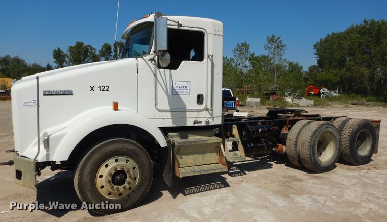 image for item DH2537 2005 Kenworth T800 semi truck