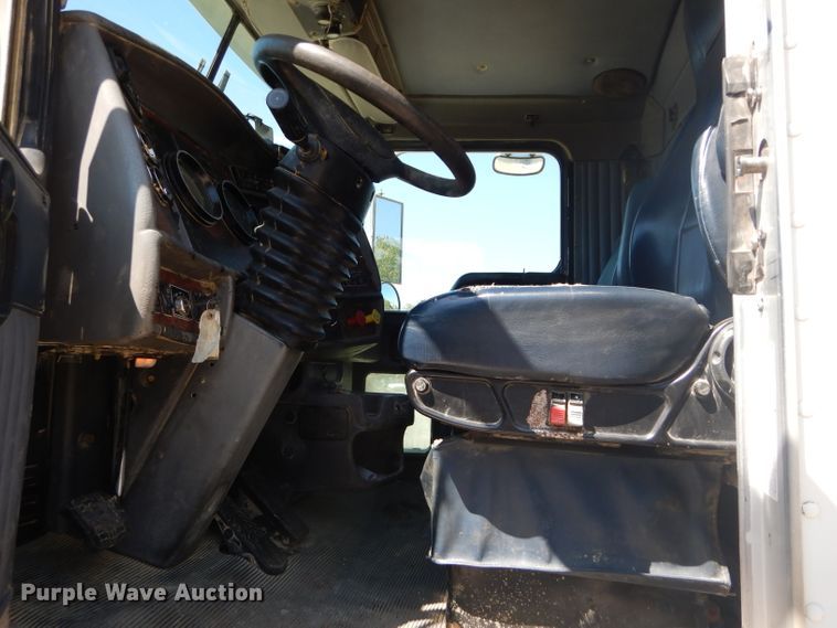 image for item DH2537 2005 Kenworth T800 semi truck