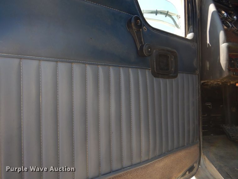 image for item DH2537 2005 Kenworth T800 semi truck