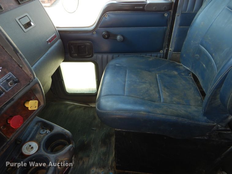 image for item DH2537 2005 Kenworth T800 semi truck