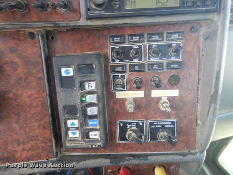 image for item DH2537 2005 Kenworth T800 semi truck