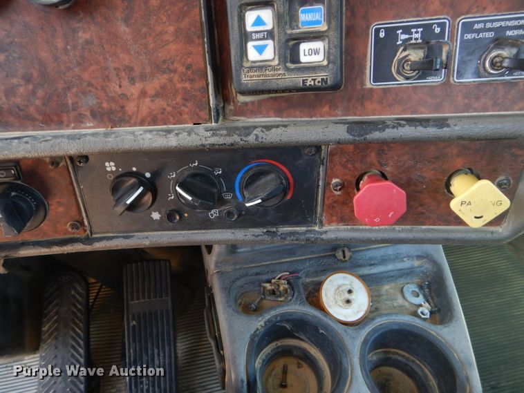 image for item DH2537 2005 Kenworth T800 semi truck