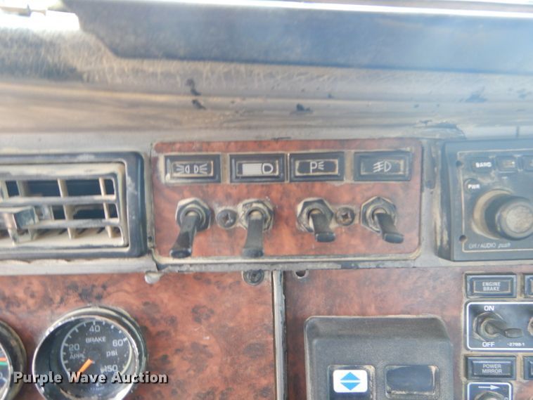 image for item DH2537 2005 Kenworth T800 semi truck