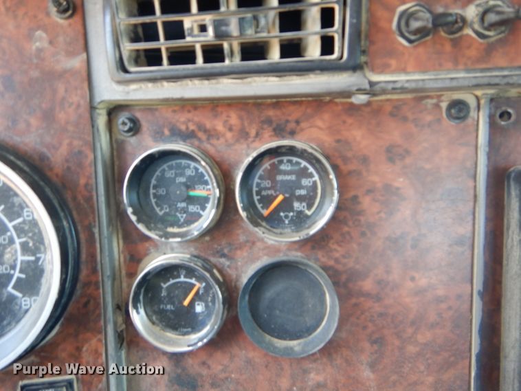 image for item DH2537 2005 Kenworth T800 semi truck