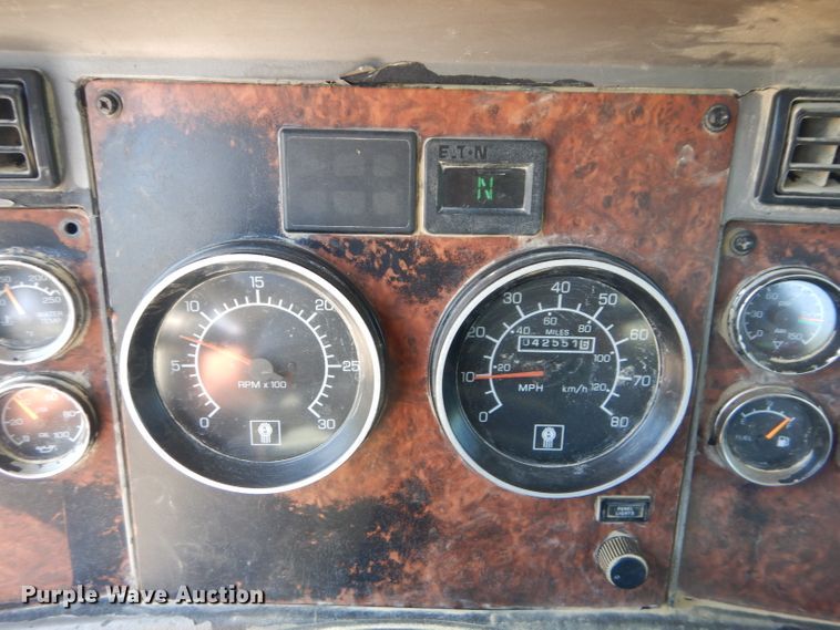 image for item DH2537 2005 Kenworth T800 semi truck