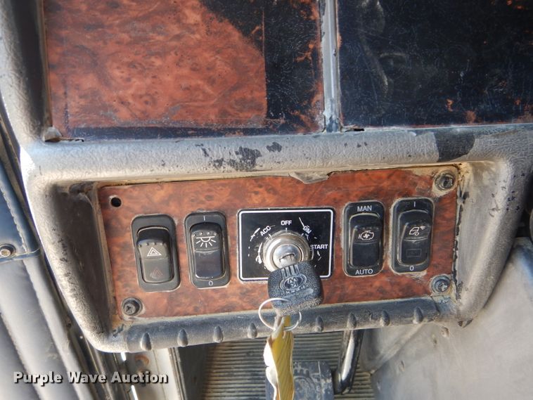 image for item DH2537 2005 Kenworth T800 semi truck