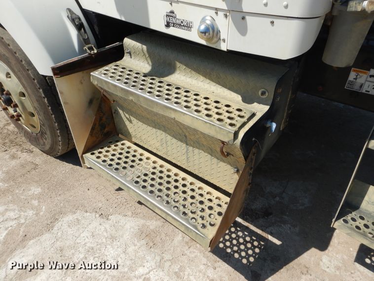 image for item DH2537 2005 Kenworth T800 semi truck