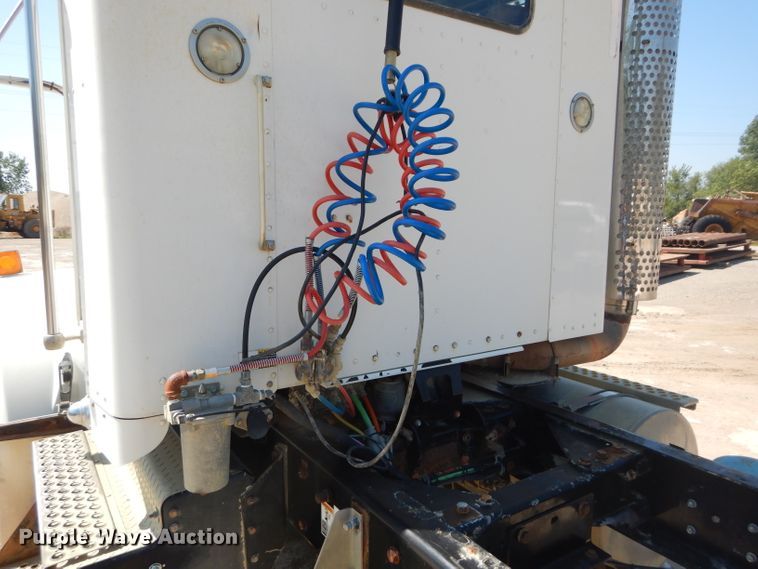 image for item DH2537 2005 Kenworth T800 semi truck