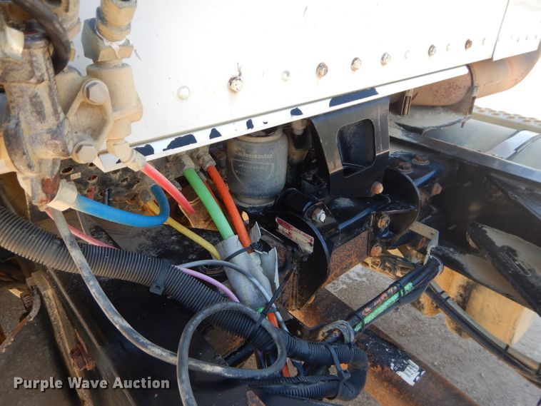 image for item DH2537 2005 Kenworth T800 semi truck