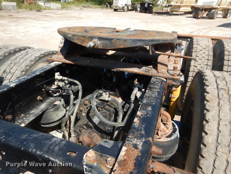 image for item DH2537 2005 Kenworth T800 semi truck