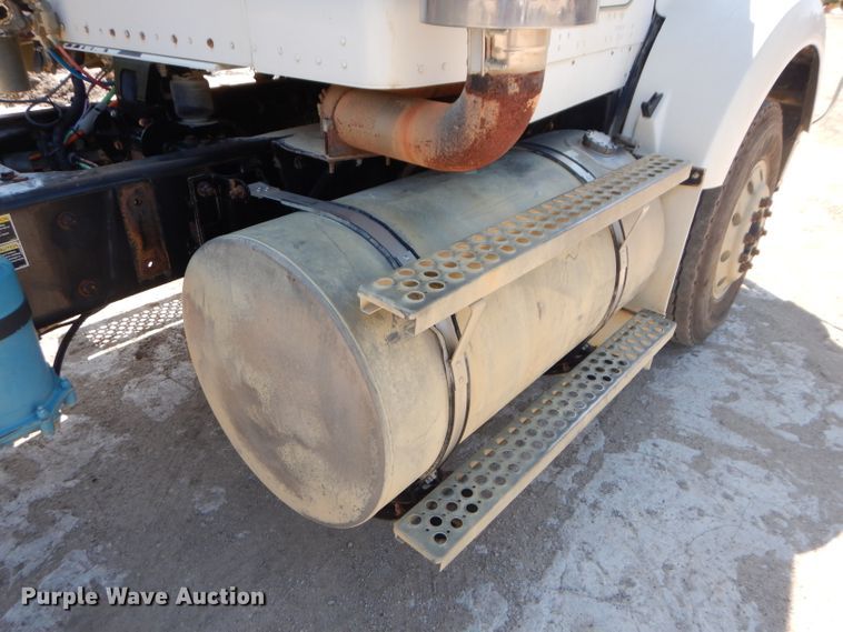 image for item DH2537 2005 Kenworth T800 semi truck