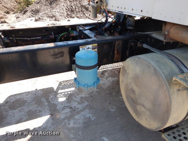 image for item DH2537 2005 Kenworth T800 semi truck