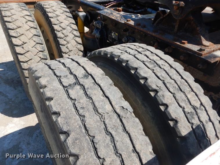 image for item DH2537 2005 Kenworth T800 semi truck