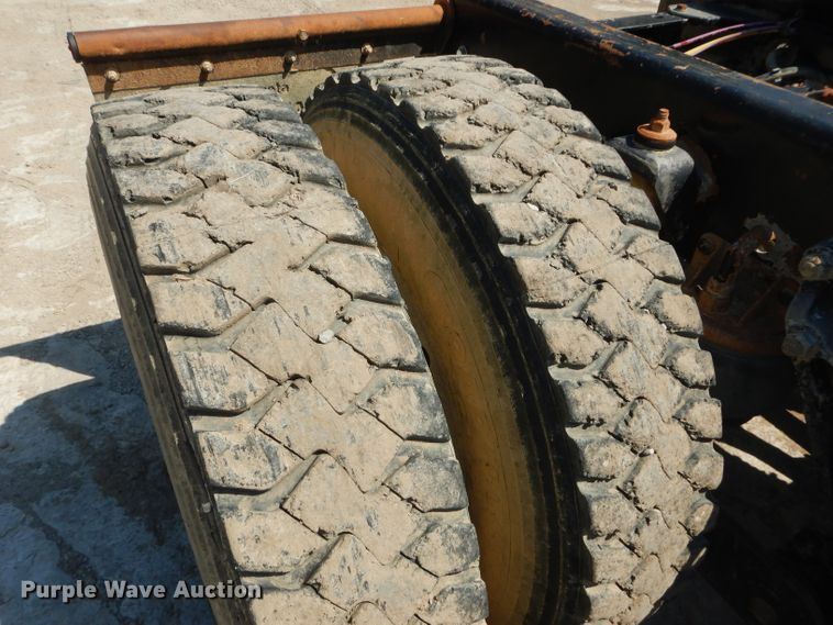 image for item DH2537 2005 Kenworth T800 semi truck