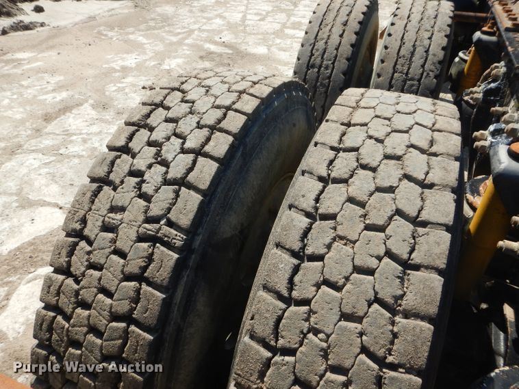 image for item DH2537 2005 Kenworth T800 semi truck