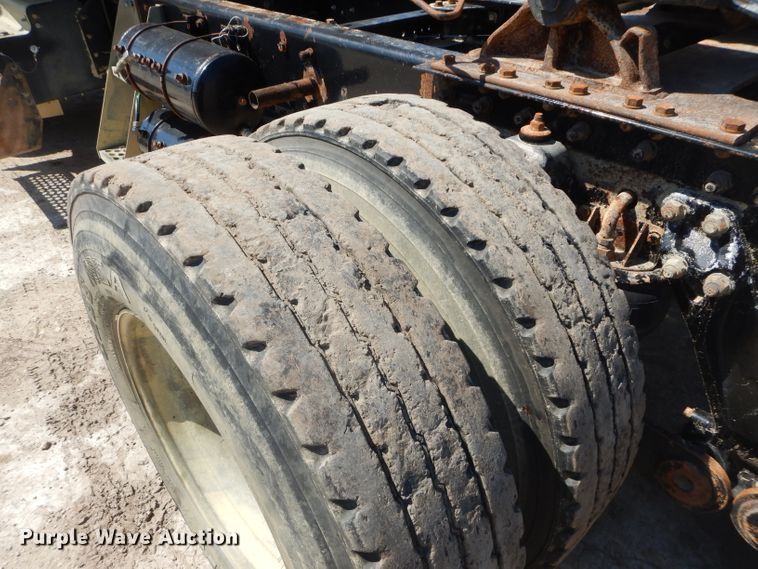 image for item DH2537 2005 Kenworth T800 semi truck