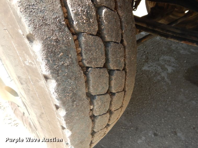 image for item DH2537 2005 Kenworth T800 semi truck