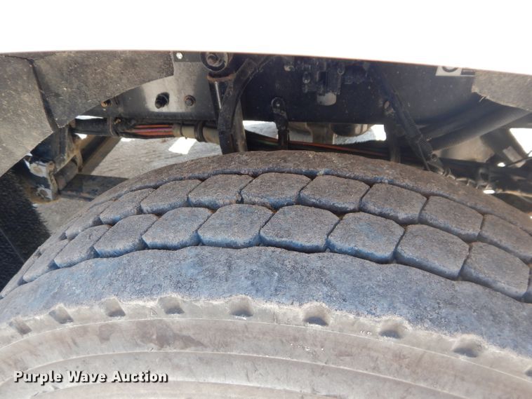 image for item DH2537 2005 Kenworth T800 semi truck