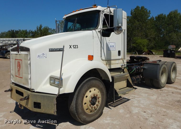 image for item DH2539 2005 Kenworth T800 semi truck