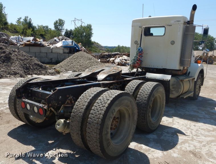 image for item DH2539 2005 Kenworth T800 semi truck