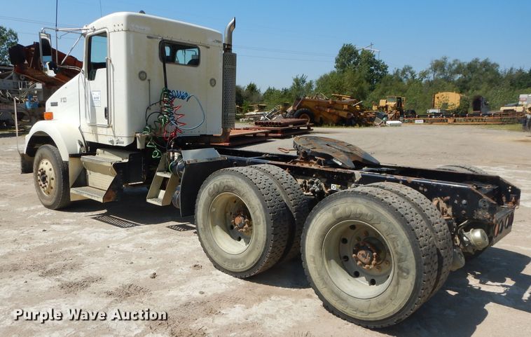 image for item DH2539 2005 Kenworth T800 semi truck