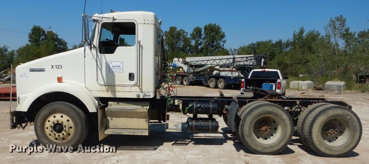 image for item DH2539 2005 Kenworth T800 semi truck