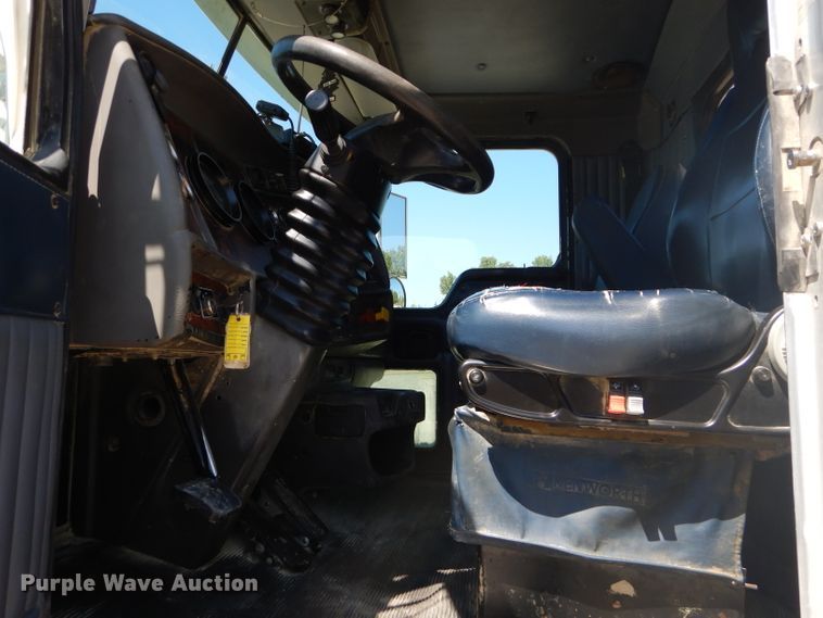 image for item DH2539 2005 Kenworth T800 semi truck