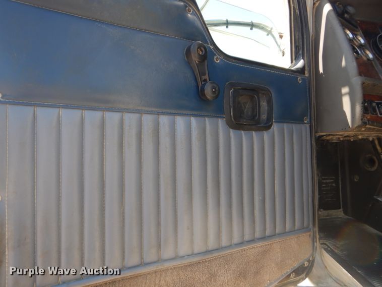 image for item DH2539 2005 Kenworth T800 semi truck