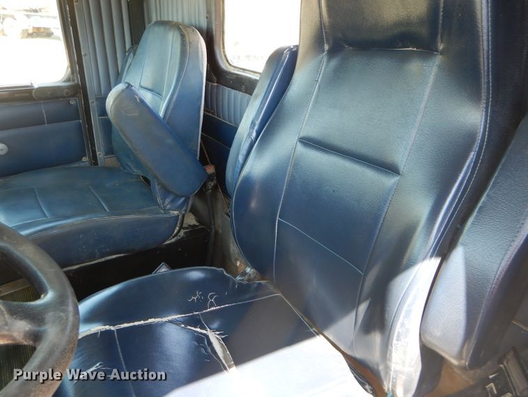 image for item DH2539 2005 Kenworth T800 semi truck