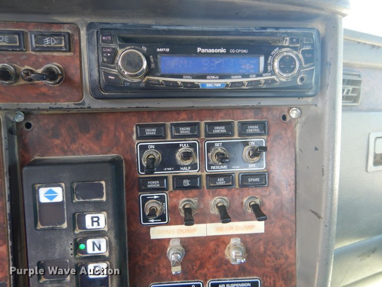 image for item DH2539 2005 Kenworth T800 semi truck