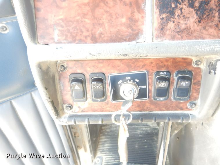 image for item DH2539 2005 Kenworth T800 semi truck