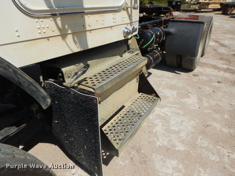 image for item DH2539 2005 Kenworth T800 semi truck