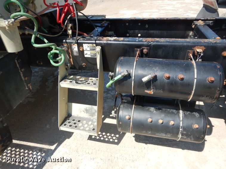 image for item DH2539 2005 Kenworth T800 semi truck